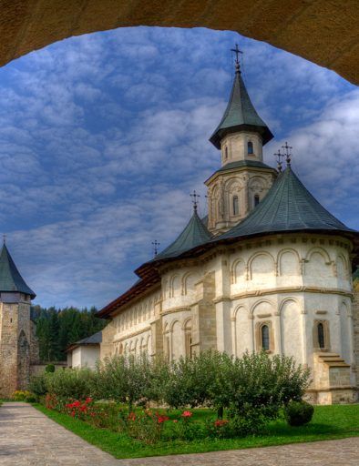 Manastirea Putna vedere de sub arcada